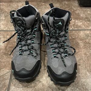 Pacific Mountain shoes size 8